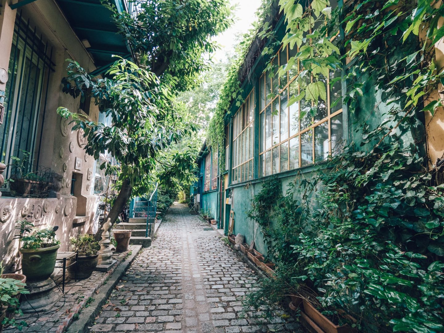 une rue à Paris avec de la verdure